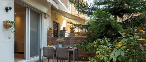 屋外ダイニングエリア