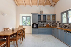 Refrigerador, horno, lavavajillas y cafetera y tetera 