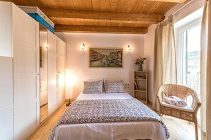 1 slaapkamer, een strijkplank/strijkijzer, wifi, beddengoed