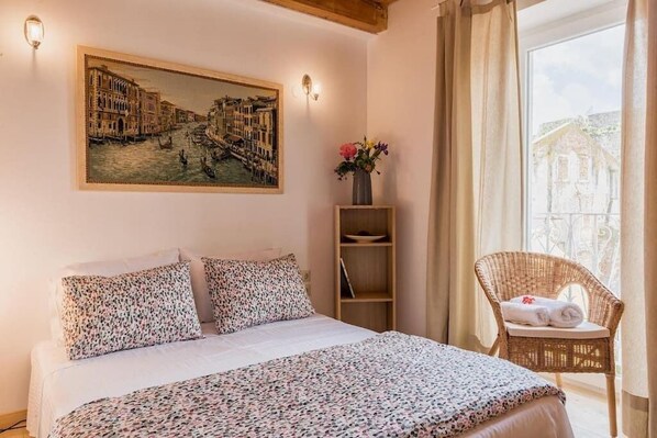 1 slaapkamer, een strijkplank/strijkijzer, wifi, beddengoed