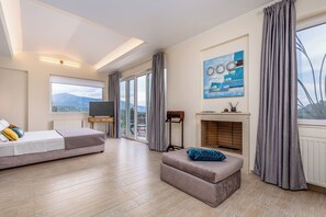 5 bedrooms, iron/ironing board, WiFi, bed sheets