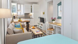 En moderne lejlighed med opholdsstue, køkken og spiseplads.