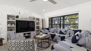 Smart-tv, eldstad och böcker