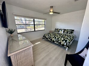 6 slaapkamers, een bureau, een strijkplank/strijkijzer, reisbedje