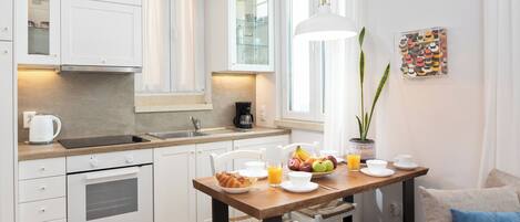 Fridge, oven, stovetop, coffee/tea maker