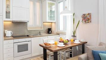 Coffee/tea maker, fridge, oven, stovetop