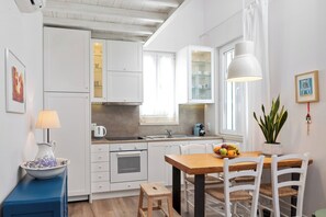 Een koelkast, een oven, een koffiezetapparaat/waterkoker