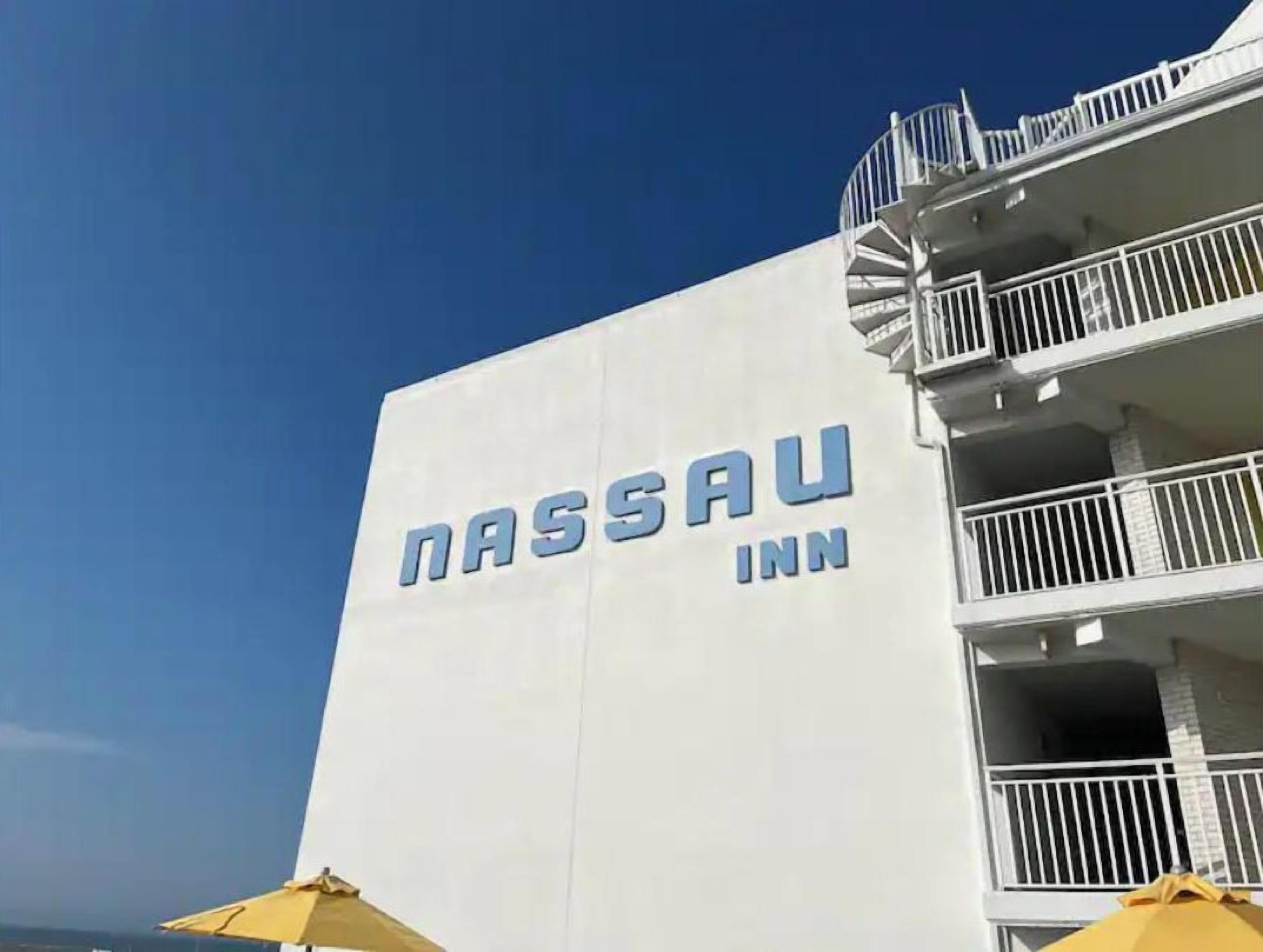 La façade extérieure de l’hôtel Nassau Inn, sur laquelle on peut clairement voir son nom.