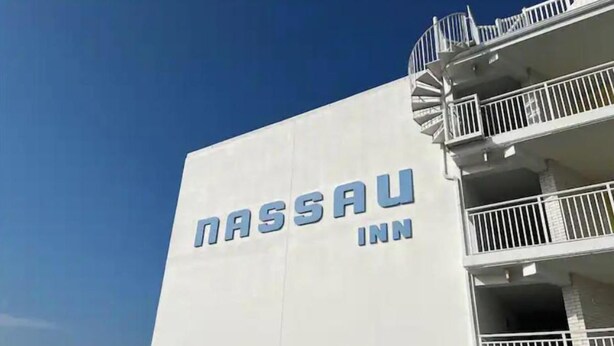 Das Äußere des Nassau Inn, mit deutlicher Sicht auf den Schriftzug des Hotels an der Fassade.