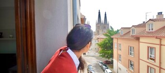 Between Castle and Cathedral 