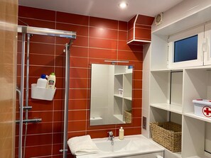Towels, soap, shampoo, toilet paper