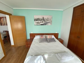 3 bedrooms, iron/ironing board, WiFi, bed sheets - Between Castle and Cathedral  (Burgos)