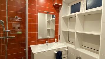 Towels, soap, shampoo, toilet paper