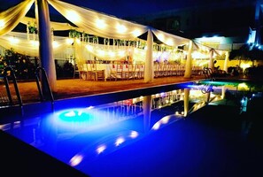 Outdoor pool - House 12 studios suites (Abuja)