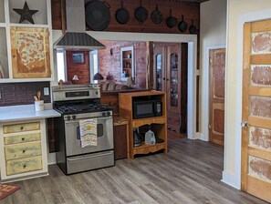 Mikrobølgeovn, ovn, kokeplater og oppvaskmaskin