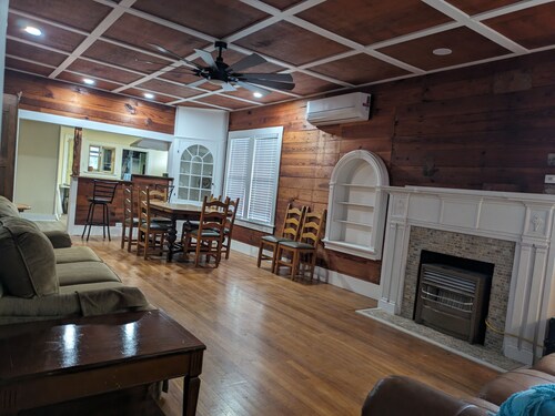 Charming, unique 3-bedroom house in Junction with AC, WiFi, Pet Friendly