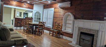 Charming, unique 3-bedroom house in Junction with AC, WiFi, Pet Friendly