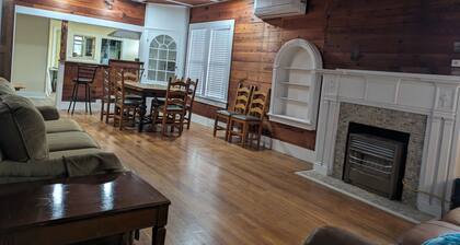 Charming, unique 3-bedroom house in Junction with AC, WiFi, Pet Friendly