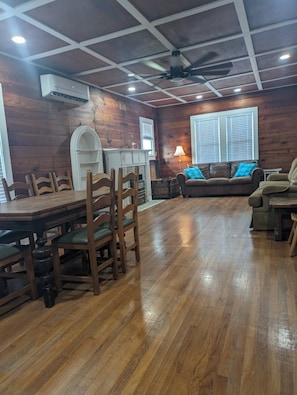 Smart TV - Charming, unique 3-bedroom house in Junction with AC, WiFi, Pet Friendly (Junction)