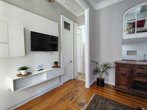 Classic Loft | Living area | Flat-screen TV - Casa Turín (Mexico City)