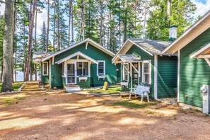 Exterior - Castaway on Catfish. Accepting weekly reservations Friday - Friday (Eagle River)