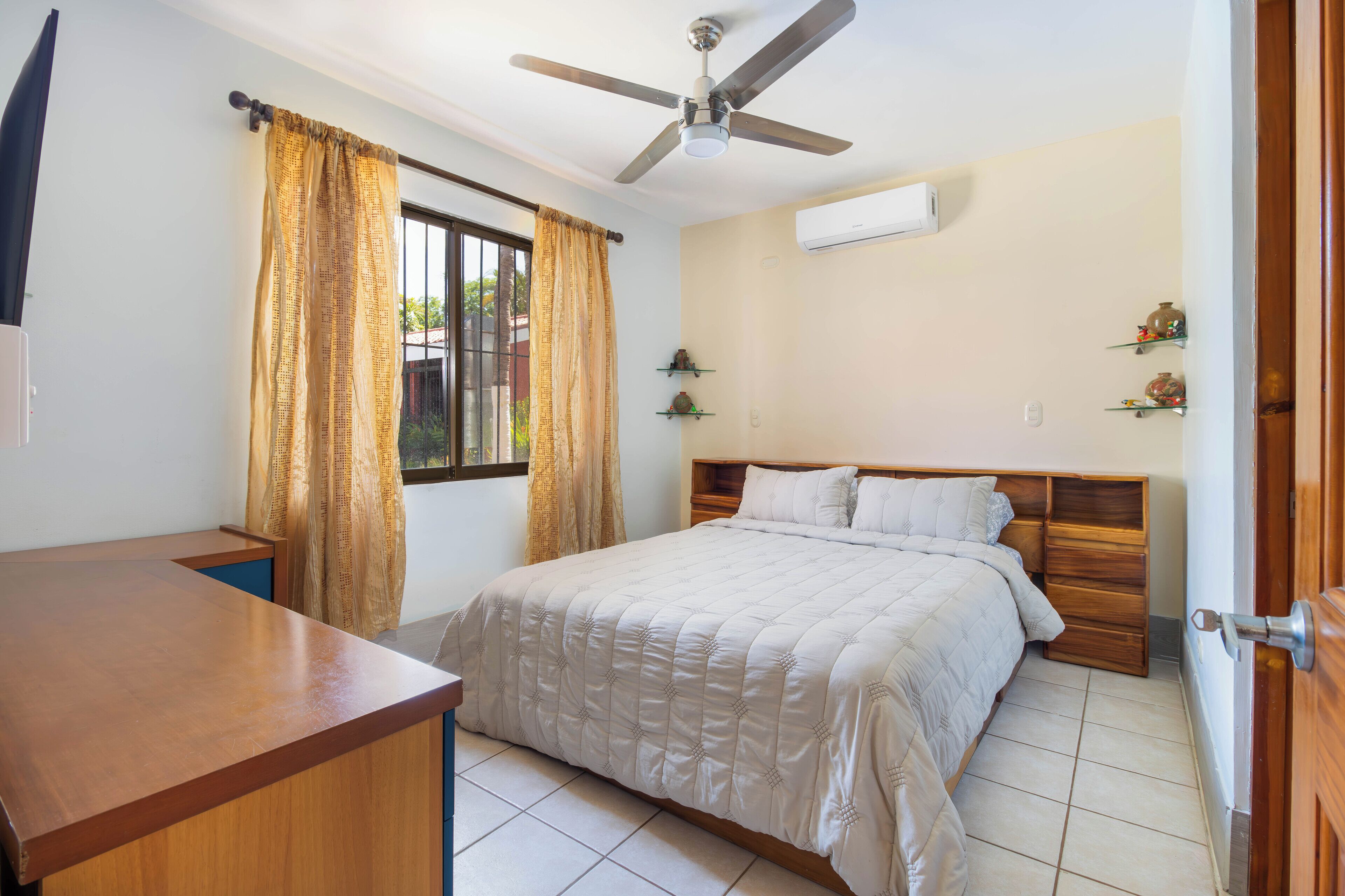 2 bedrooms, in-room safe, iron/ironing board, free WiFi