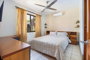 2 bedrooms, in-room safe, iron/ironing board, free WiFi - Las Palmas Condo: Pool & Beach (Coco)