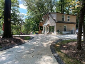 Exterior - 3-BDR Direct Waterfront Cottage (Charlotte)