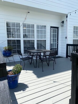 Outdoor dining - Davidson House - 3 beds 2.5 baths (Davidson)