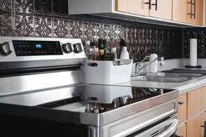 Réfrigérateur, four à micro-ondes, un four, surface de cuisson