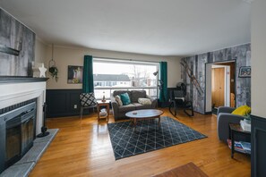 Télévision, cheminée, chaîne hi-fi