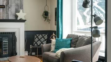 Televisión, chimenea, estéreo