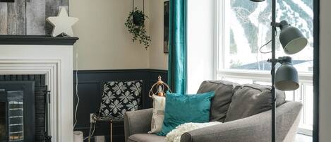 TV, lareira, aparelho de som