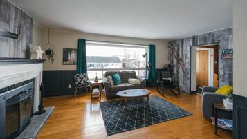 تلفزيون، مدفأة، ستيريو