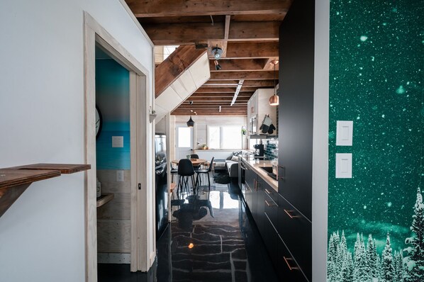 Réfrigérateur, four à micro-ondes, un four, surface de cuisson