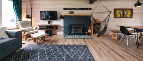 مدفأة، مشغل دي في دي، كرة قدم الطاولة، ستيريو