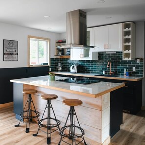 Fridge, microwave, oven, stovetop - Murdoch Beach House - Fireplace and Sauna (Murdochville)