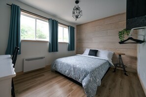 4 bedrooms, travel cot, Internet, bed sheets - Murdoch Beach House - Fireplace and Sauna (Murdochville)