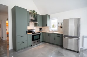 ثلاجة، ميكروويف، فرن، موقد طهي مسطح