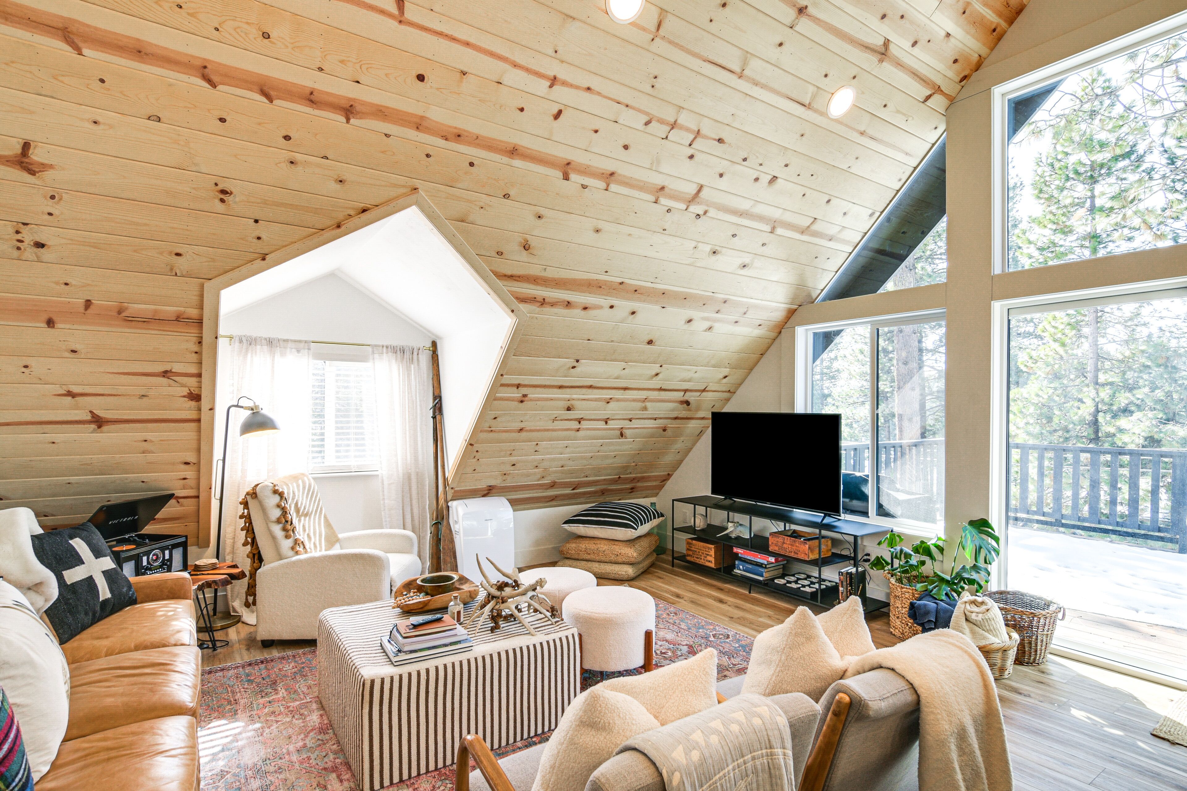 Westwood Cabin: Lake Almanor Across the Street!