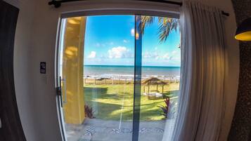 Chalé luxo, vista para o mar | Roupas de cama antialérgicas, frigobar, cofres nos quartos, escrivaninha