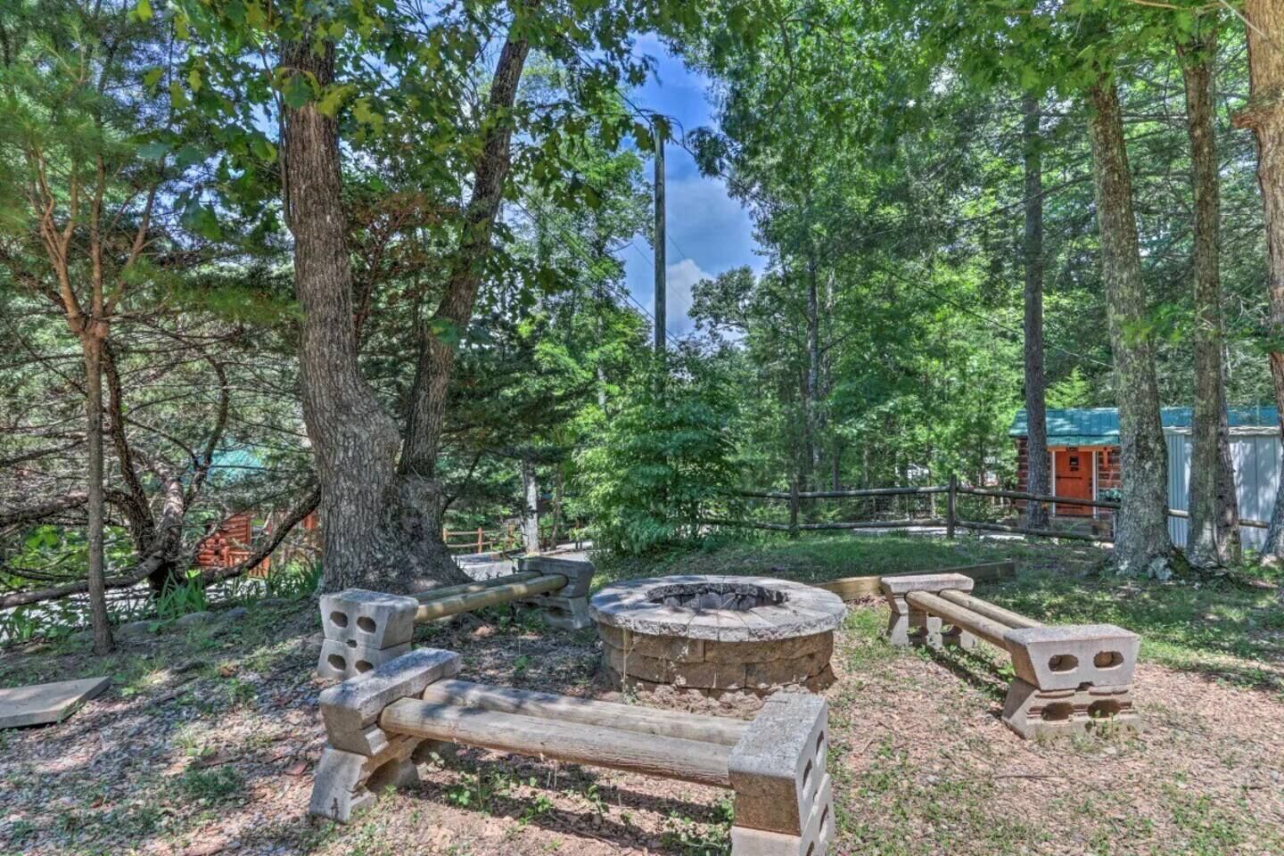 Pet Friendly Mtn Retreat w/Firepit, Fishing Pond🎣
