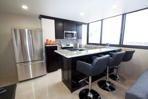 Kjøleskap, mikrobølgeovn, ovn og kokeplater