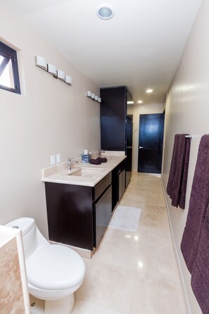 Suihku, pyyhkeet, saippua, sampoo