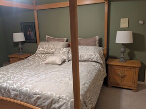6 bedrooms, iron/ironing board, free WiFi, bed sheets