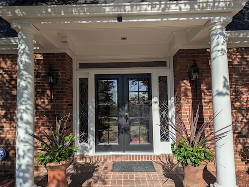 Beautiful and Scenic 6 bedrooms and 6 bathrooms large pool a hot tub 7000sqft
