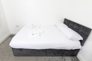 2 bedrooms, iron/ironing board, free WiFi, bed sheets - Comfy 2 Bedroom House for 4 (Rochester)