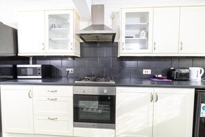 Private kitchen - Comfy 2 Bedroom House for 4 (Rochester)