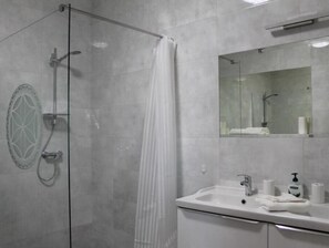 Savon, shampoing, papier toilette