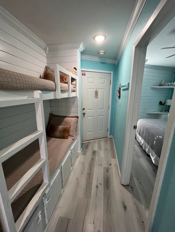 1 dormitorio, tabla de planchar con plancha, wifi y ropa de cama